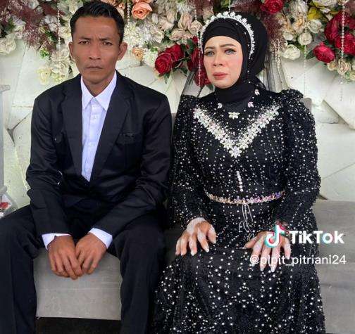 Kisah mengharukan pengantin wanita menikah di usia 48 tahun.