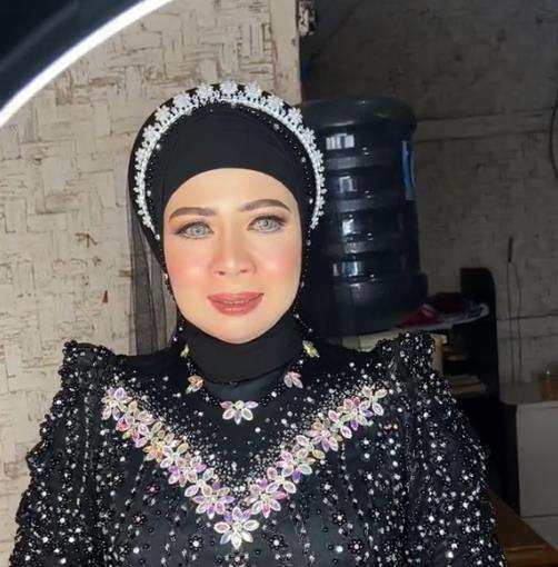 Kisah mengharukan pengantin wanita menikah di usia 48 tahun.