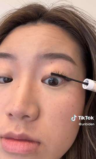 Memakai Makeup di KRL