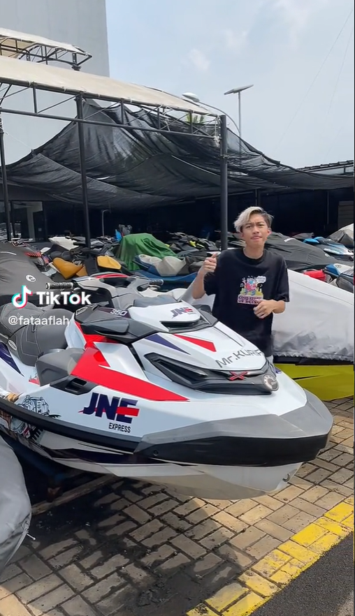 anak bos jne
