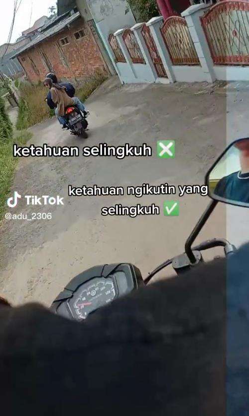 Cowok pergoki ceweknya selingkuh.