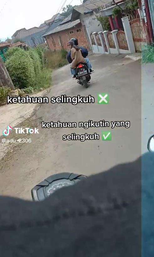 Cowok pergoki ceweknya selingkuh.
