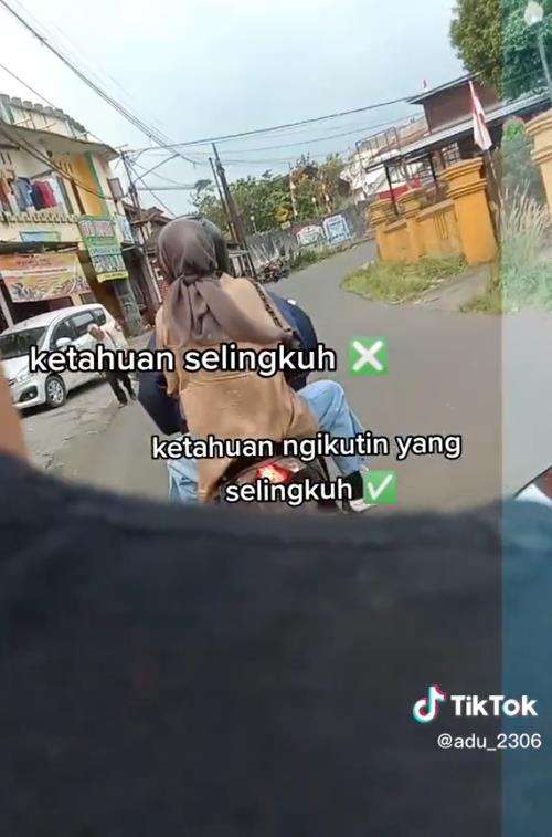 Cowok pergoki ceweknya selingkuh.
