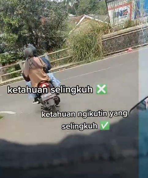 Cowok pergoki ceweknya selingkuh.