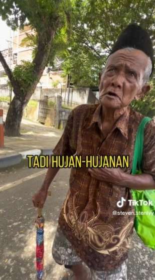 Kakek 99 Tahun Rela Berjalan Jauh Demi Bayar Sewa Kos Bersama Cuucunya