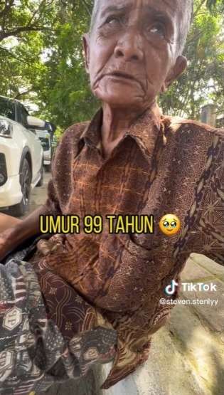 Kakek 99 Tahun Rela Berjalan Jauh Demi Bayar Sewa Kos Bersama Cuucunya