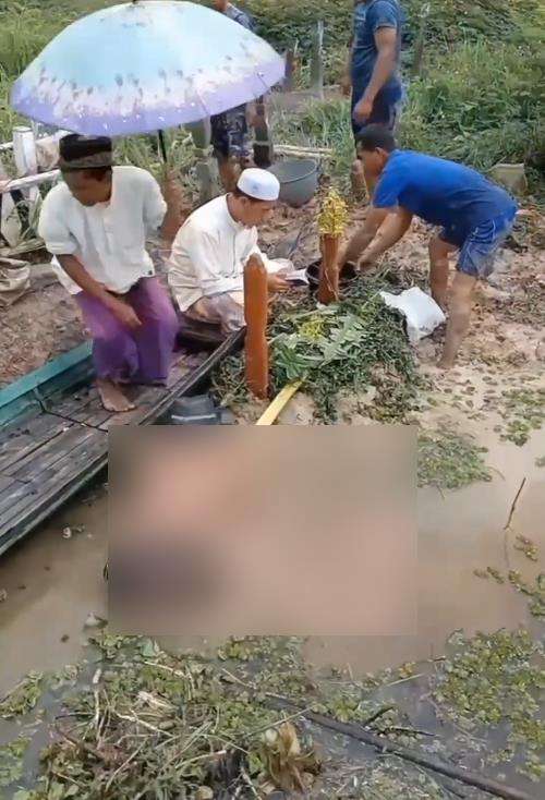 Viral warga kuburkan jenazah saat pemakaman kebanjiran.