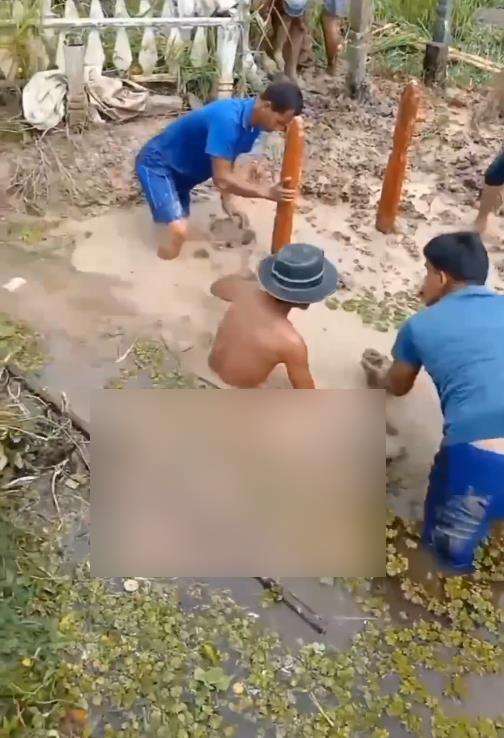 Viral warga kuburkan jenazah saat pemakaman kebanjiran.