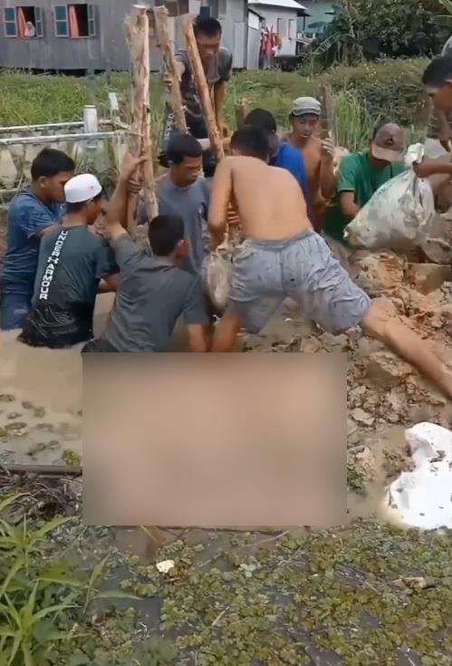 Viral warga kuburkan jenazah saat pemakaman kebanjiran.