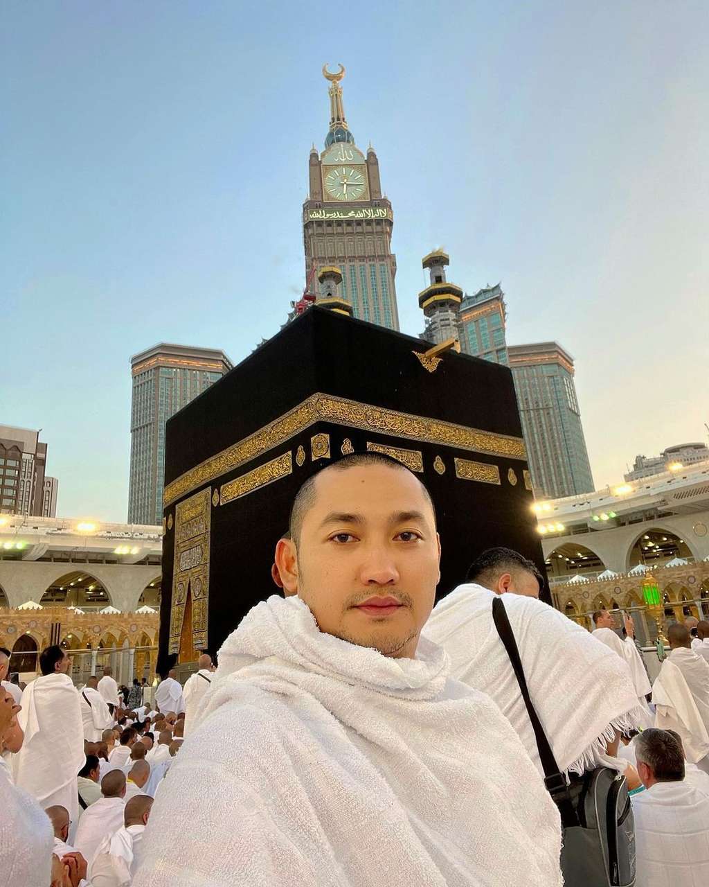 Potret Angga Wijaya Umroh