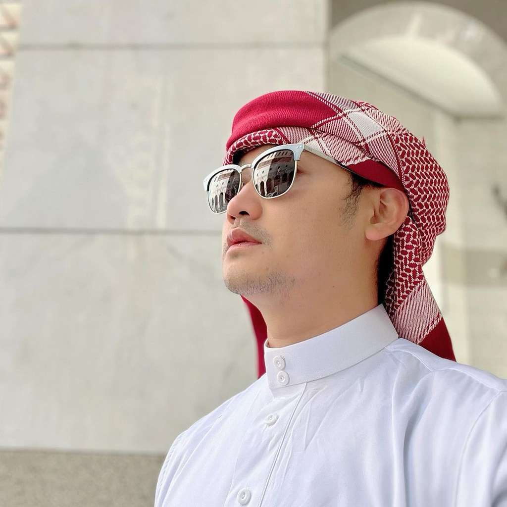 Potret Angga Wijaya Umroh