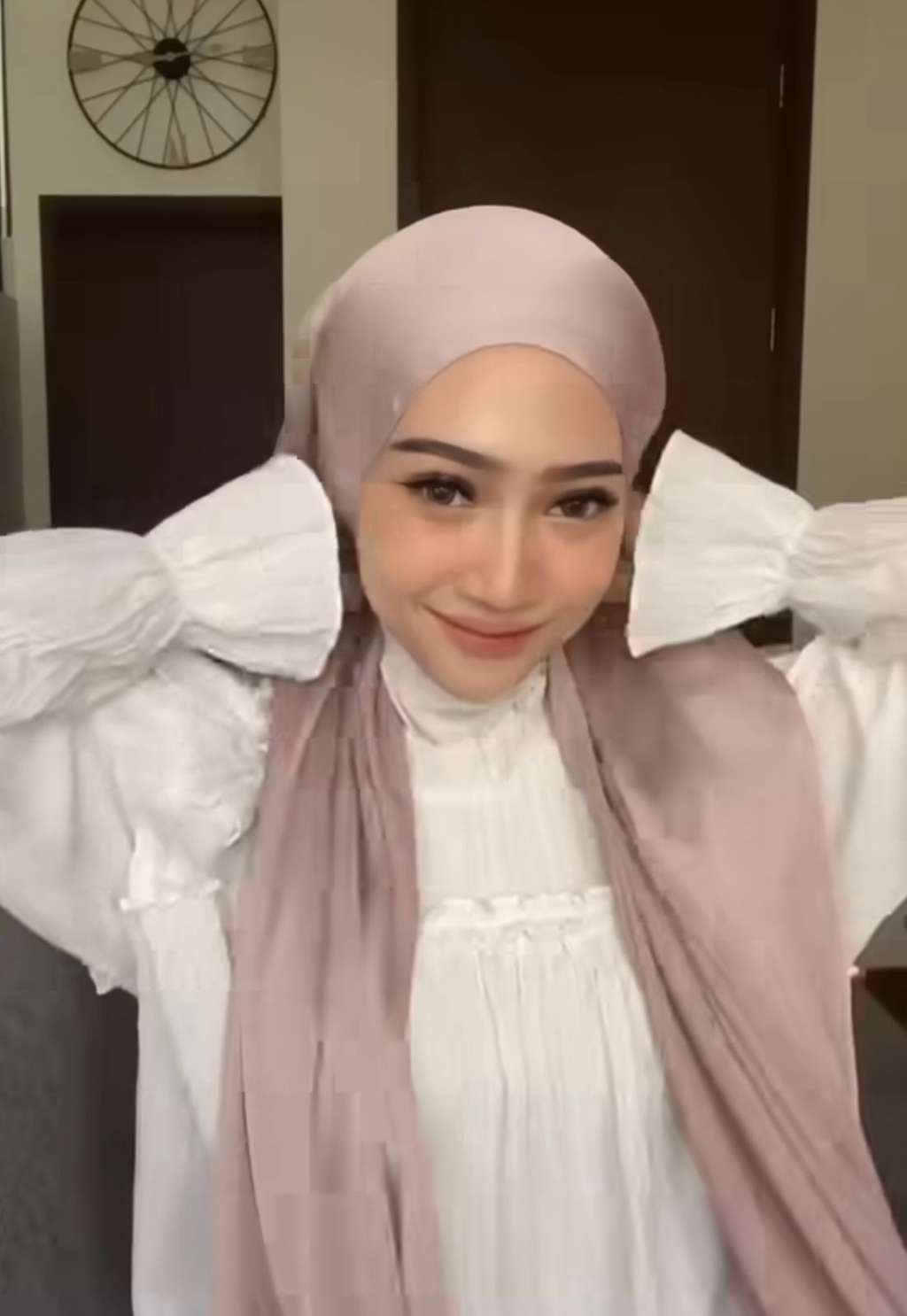 Glamor dengan Kerudung Satin, Intip Trik Stylingnya