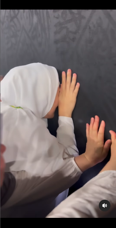 Potret Stevie Agnecya umroh perdana pasca mualaf Potret Stevie Agnecya umroh perdana pasca mualaf