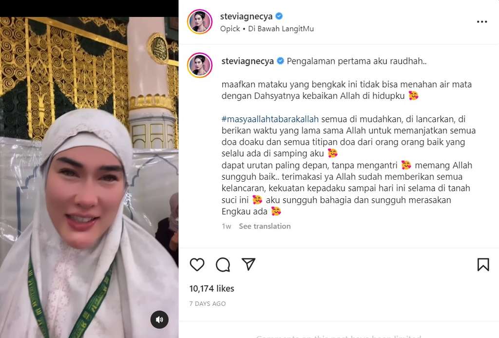 Potret Stevie Agnecya umroh perdana pasca mualaf Potret Stevie Agnecya umroh perdana pasca mualaf