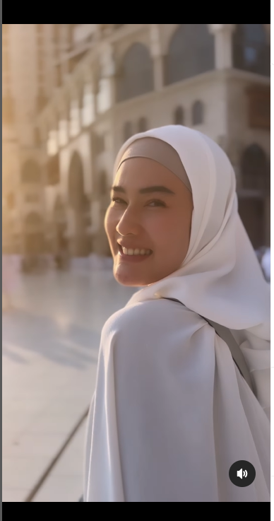 Potret Stevie Agnecya umroh perdana pasca mualaf Potret Stevie Agnecya umroh perdana pasca mualaf