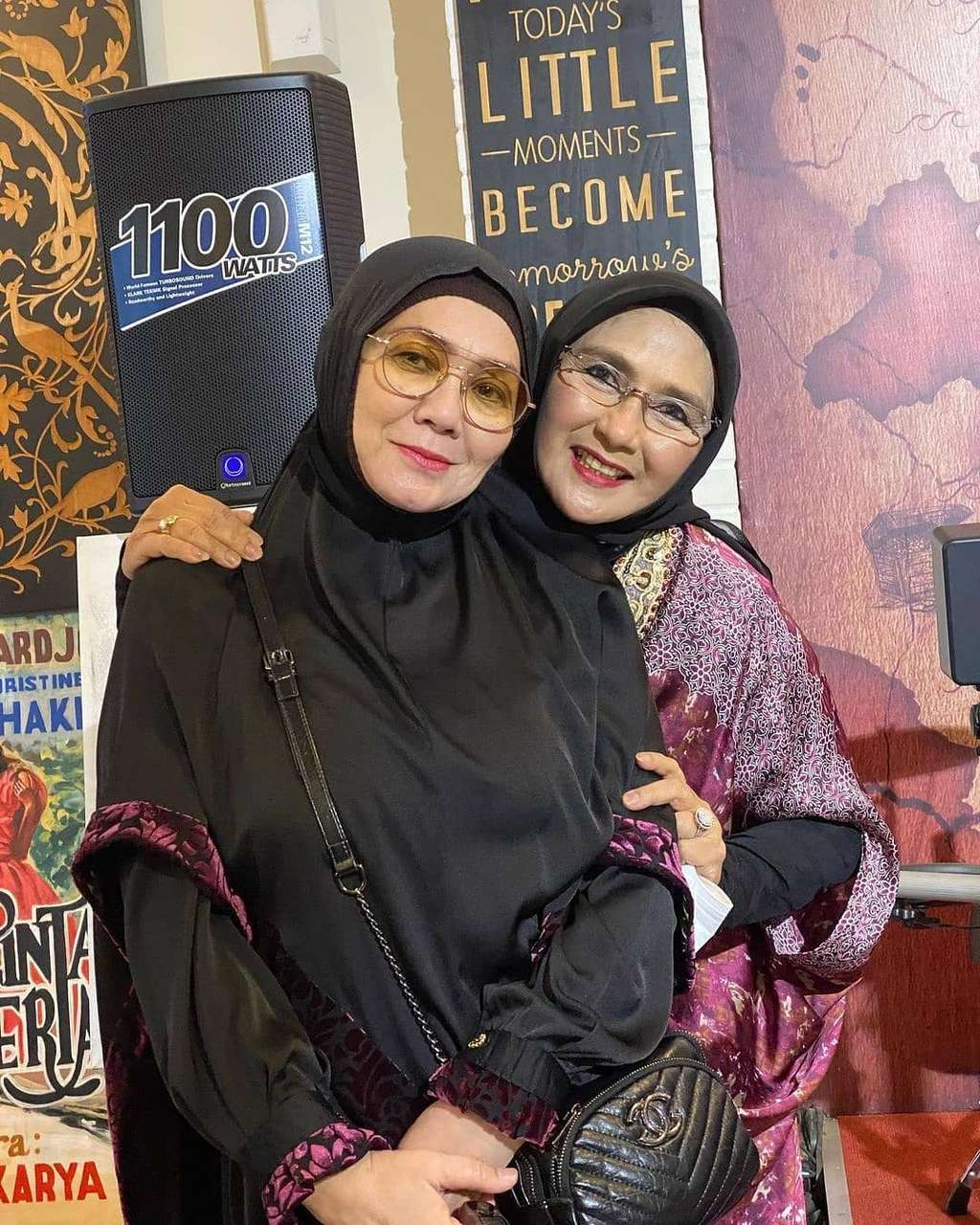 Eva Arnaz dan temannya Yati Ocktavia