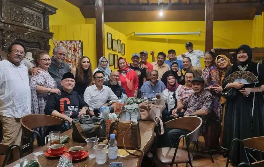 Potret Eva Arnaz bareng teman-temannya