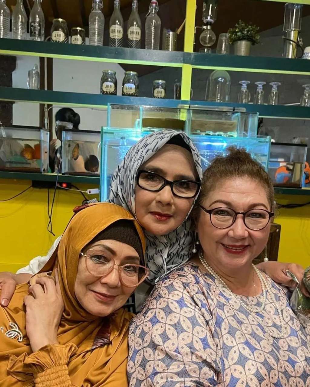 Potret Eva Arnaz bareng teman-temannya