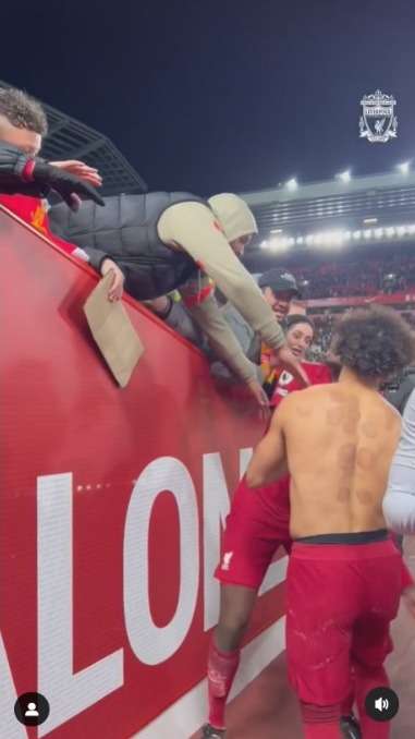 Kasih Jersey ke Penonton Usai Menang Pertandingan, Warganet Salfok ke Bekas Bekam di Punggung Moh Salah