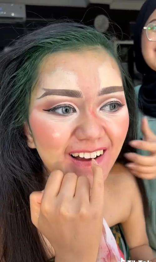 Momen pengantin mirip Erina Gudono teraniaya saat hapus makeupnya.