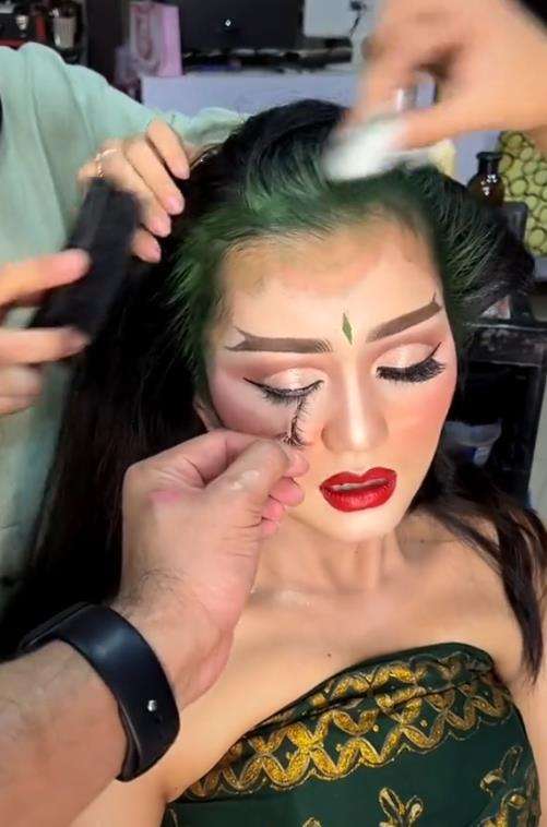 Momen pengantin mirip Erina Gudono teraniaya saat hapus makeupnya.