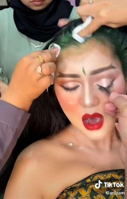 Momen pengantin mirip Erina Gudono teraniaya saat hapus makeupnya.