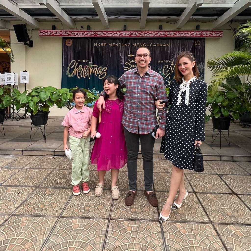 Potret Astrid Tiar bareng keluarga