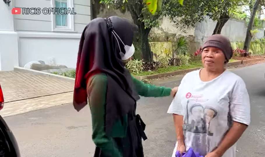 Potret Ria Ricis bagi-bagi sembako menjelang Ramadan
