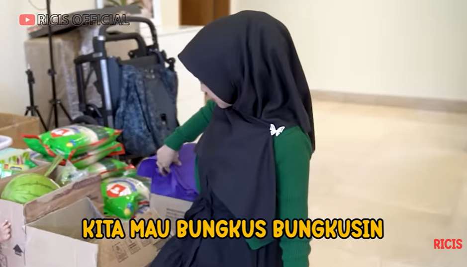Potret Ria Ricis bagi-bagi sembako menjelang Ramadan