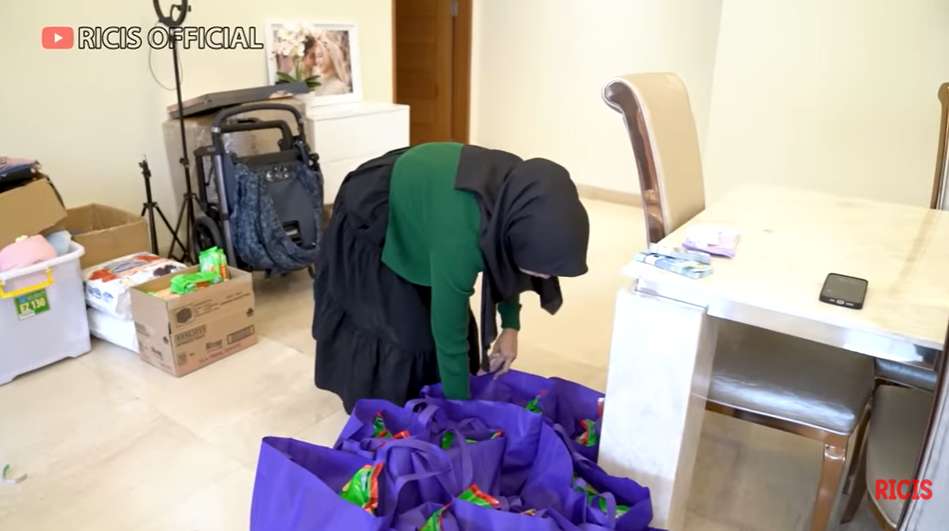 Potret Ria Ricis bagi-bagi sembako menjelang Ramadan