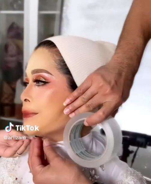 Wajah nenek-nenek dimakeup pakai lakban, auto jadi gadis perawan.