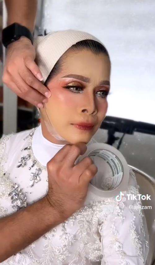 Wajah nenek-nenek dimakeup pakai lakban, auto jadi gadis perawan.