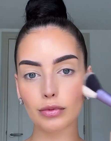 Memakai Powder Contour