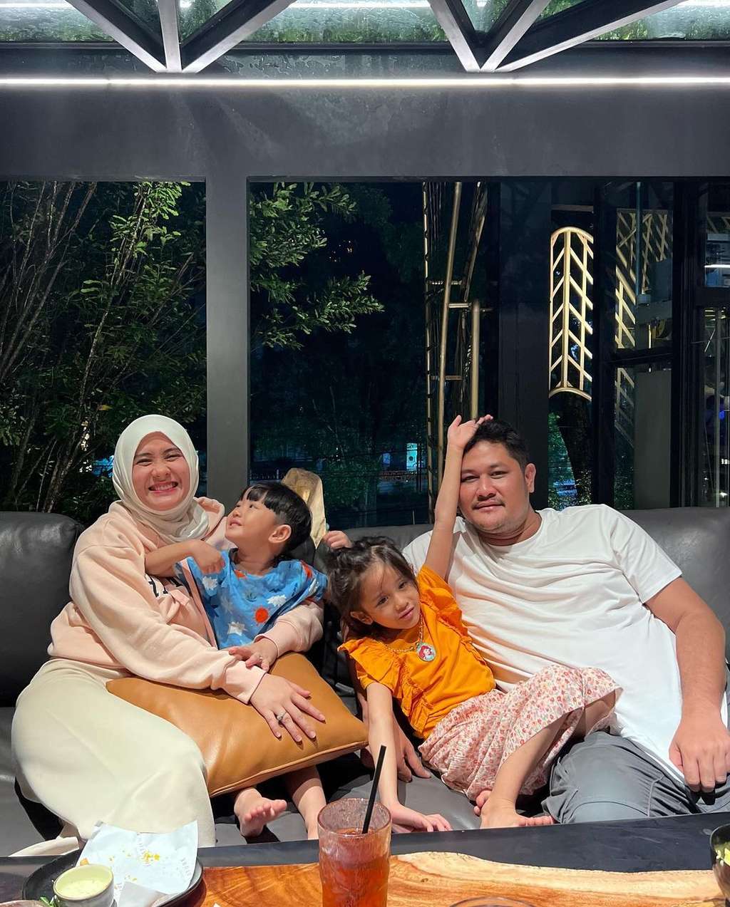 Potret Ryana Dea dan keluarganya