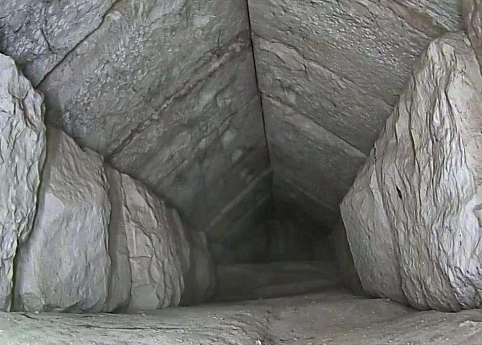 Penampakan lorong misterius di atas pintu masuk Piramida Giza.