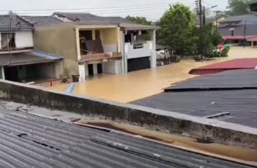 Seluruh Rumah Terendam Banjir, Sajadah dan Alquran Ini Tetap Bersih tanpa Lumpur