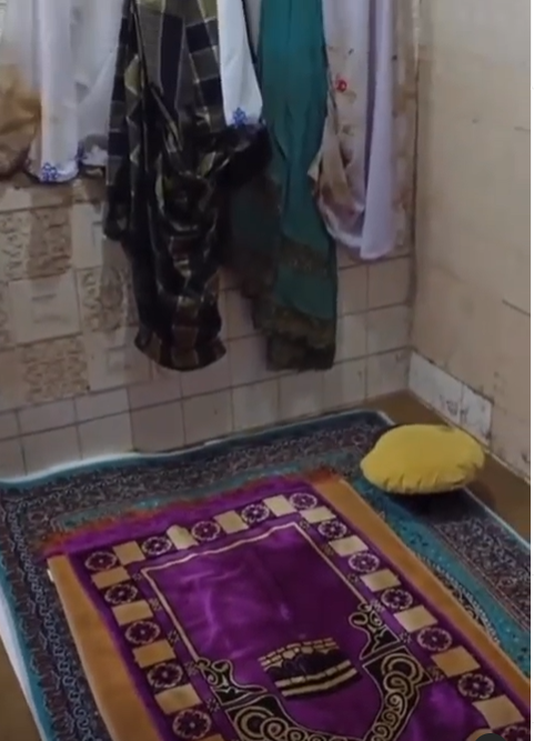 Seluruh Rumah Terendam Banjir, Sajadah dan Alquran Ini Tetap Bersih tanpa Lumpur