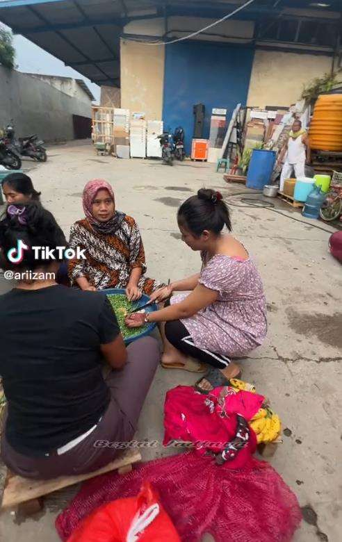 Pengantin wanita pingsan diduga kelelahan.