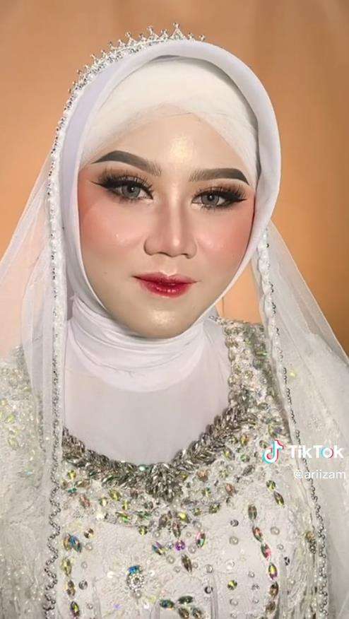 Pengantin wanita pingsan diduga kelelahan.