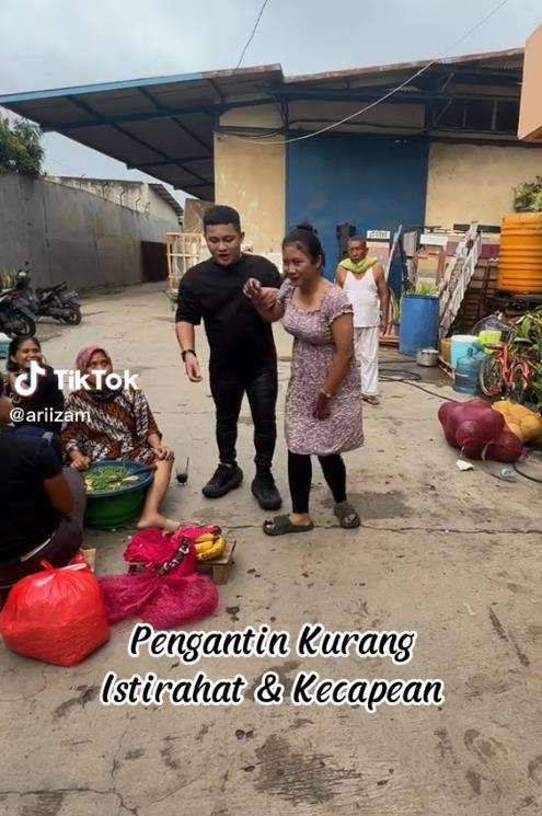 Pengantin wanita pingsan diduga kelelahan.