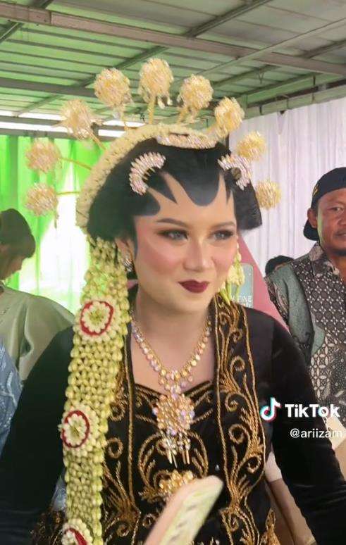 Pengantin wanita pingsan diduga kelelahan.
