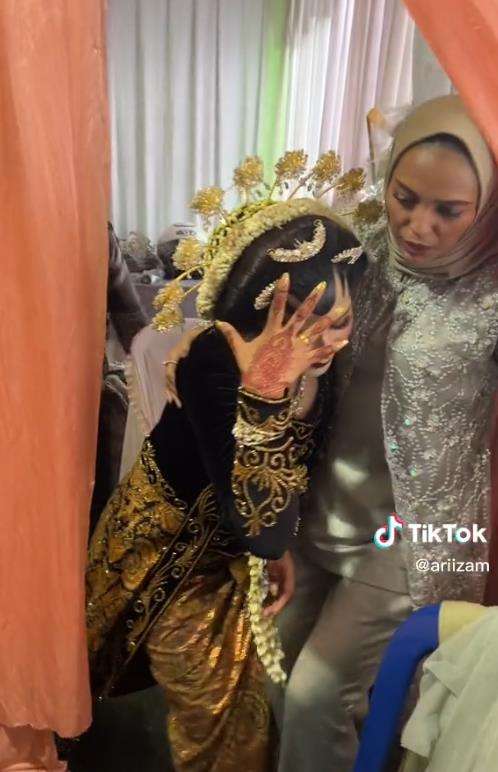 Pengantin wanita pingsan diduga kelelahan.