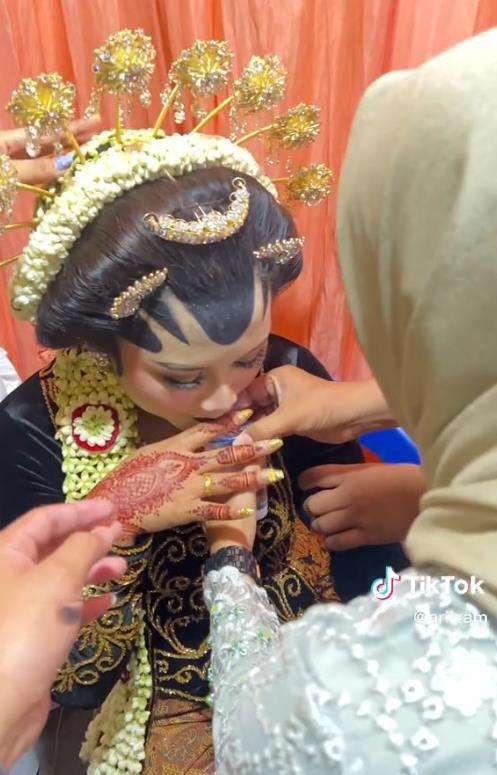 Pengantin wanita pingsan diduga kelelahan.