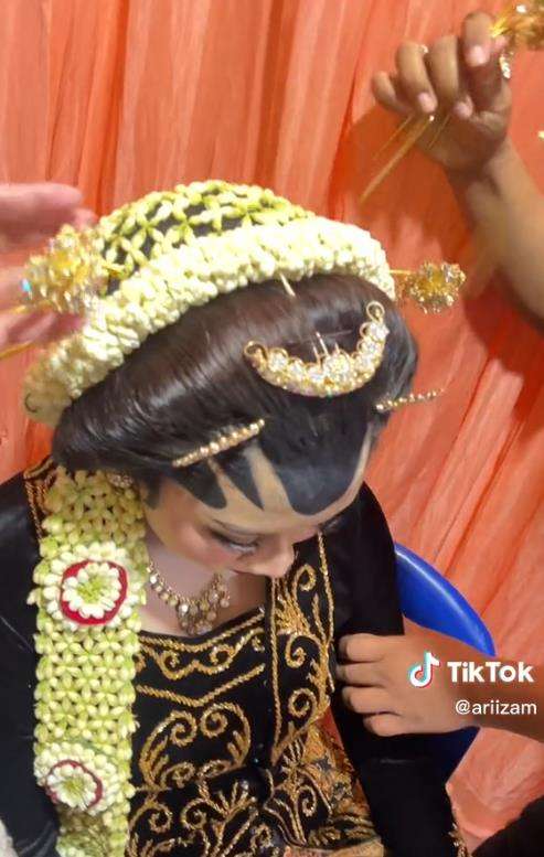 Pengantin wanita pingsan diduga kelelahan.