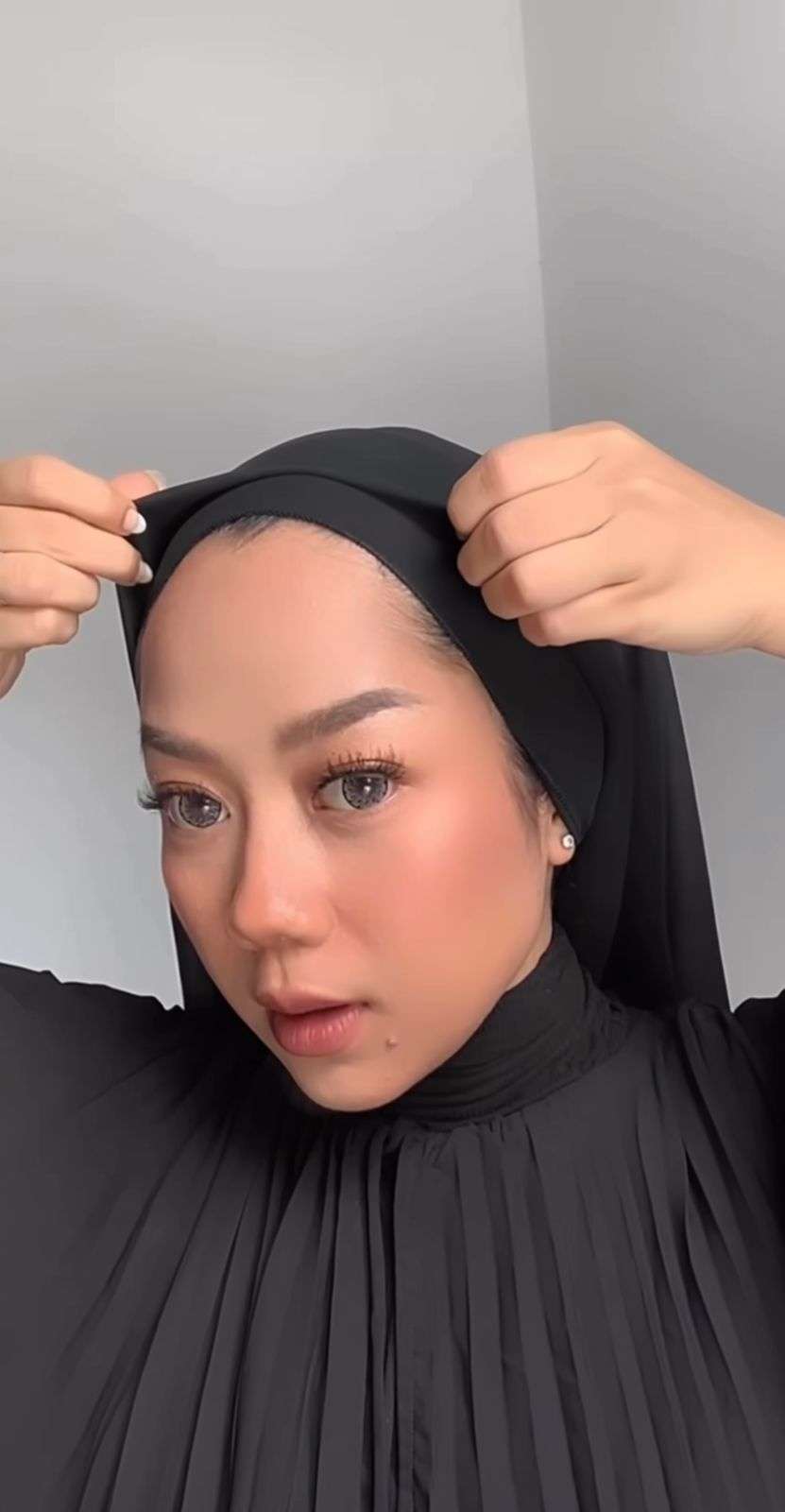 Coba Yuk, Style Pashmina Chic dengan Anting Tetap Terlihat