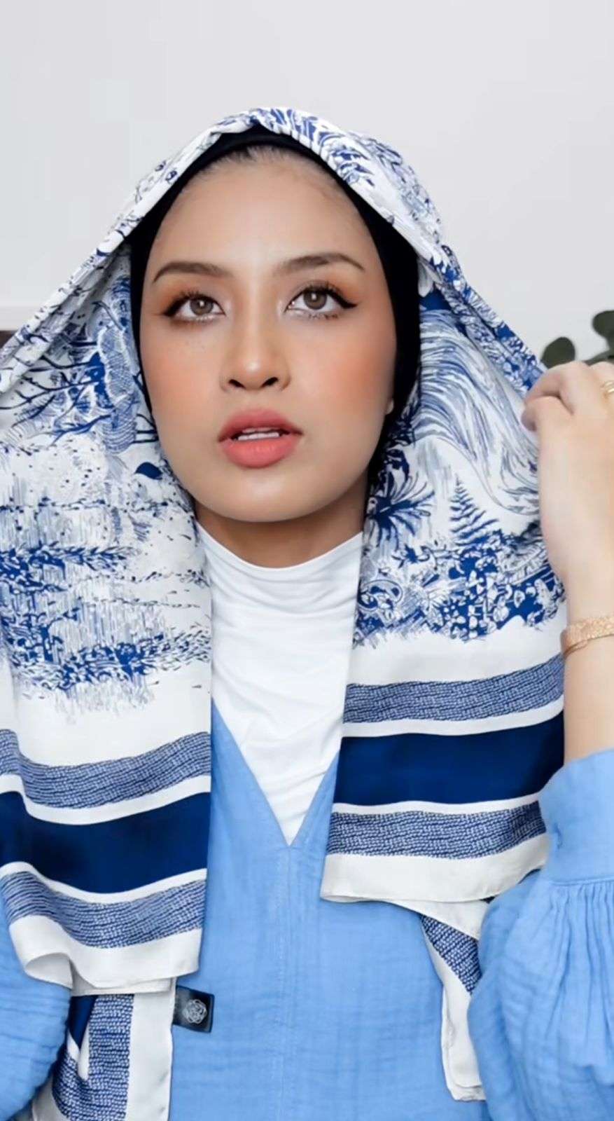 Kerudung Segi Empat Motif Jadi Turban Stylish, Intip Caranya