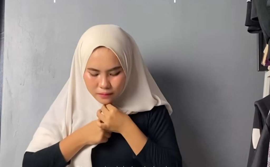 Tutorial Pashmina Putih Menutup Dada, Anggun dalam Sekejap