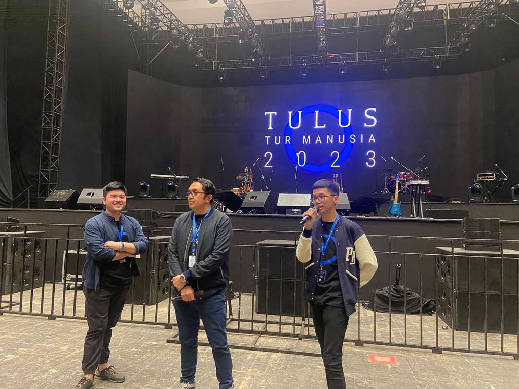Bramtulong, promotor perwakilan dari PT Expo Indonesia Jaya (tengah)