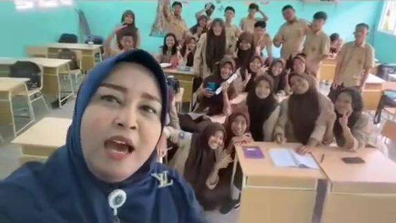 Bikin konten bareng muridnya, endingnya bu guru menangis sedih.