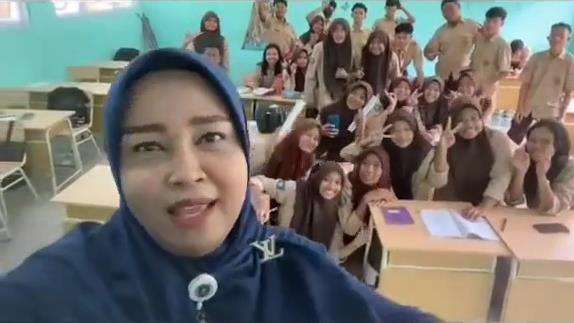 Bikin konten bareng muridnya, endingnya bu guru menangis sedih.